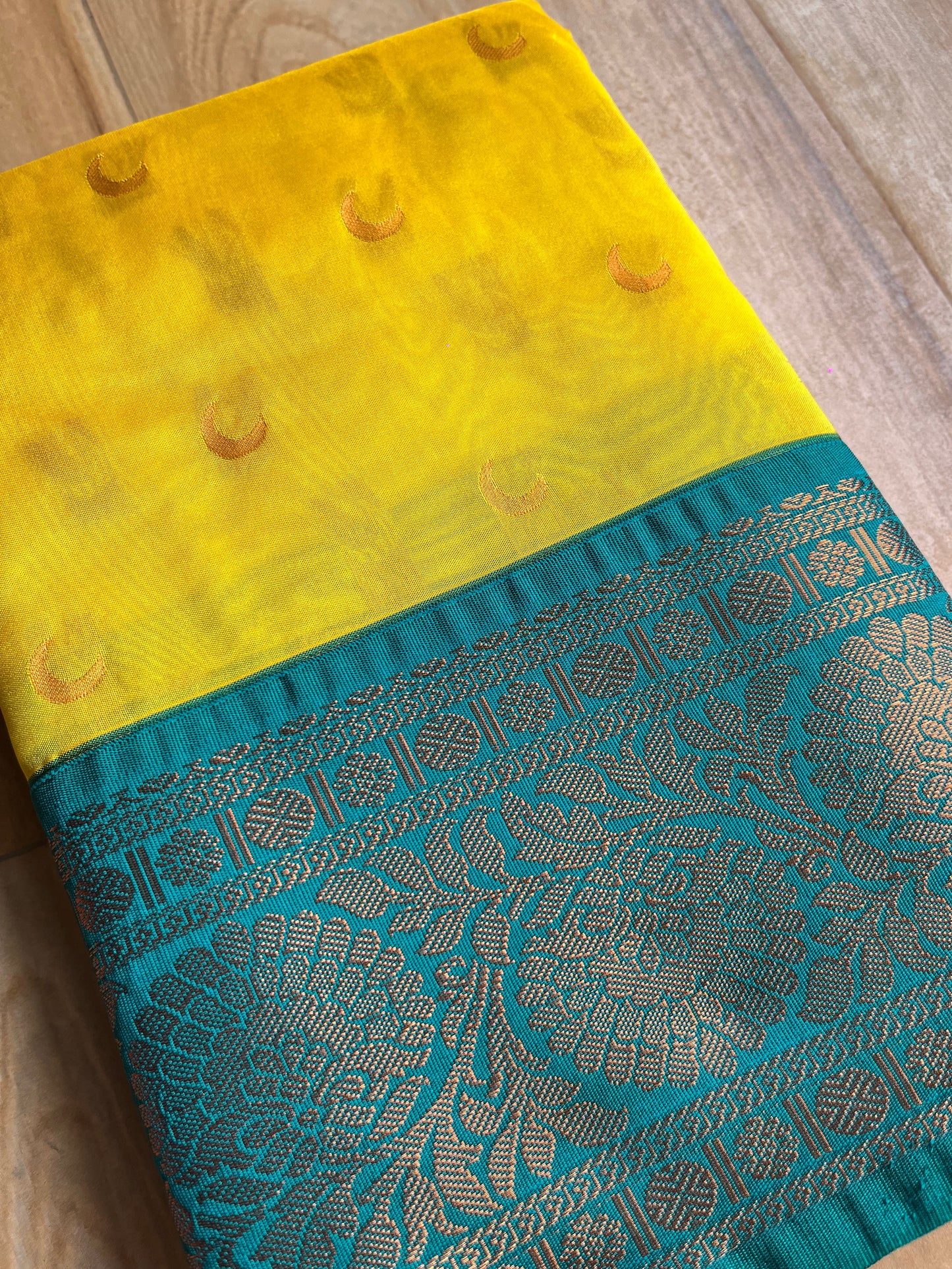 YELLOW CHANDRAKOR PAITHANI