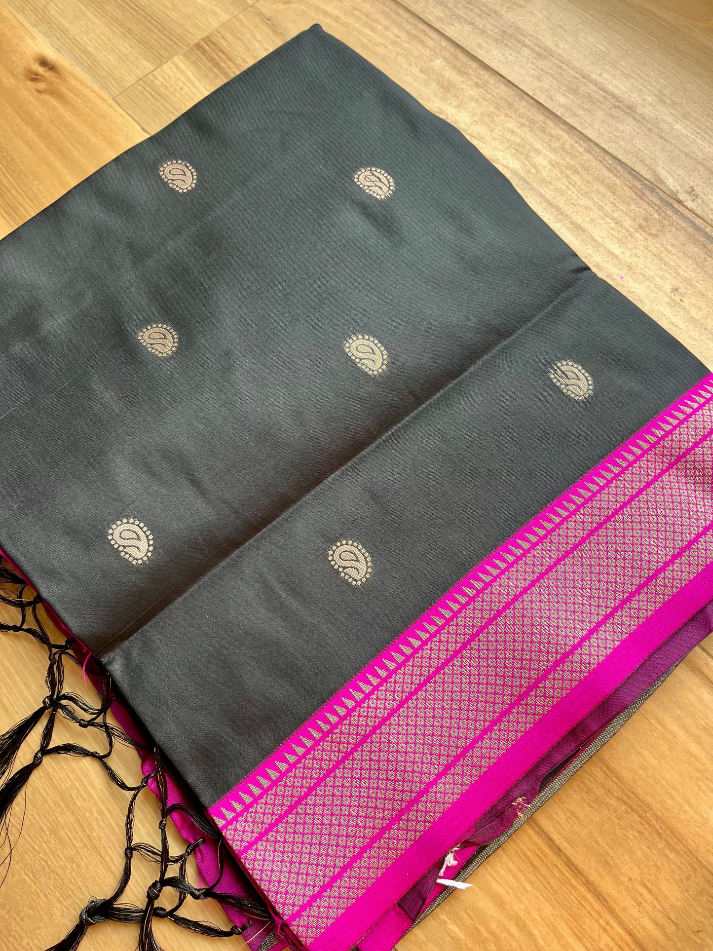 BLACK TAWA PALLU PAITHANI