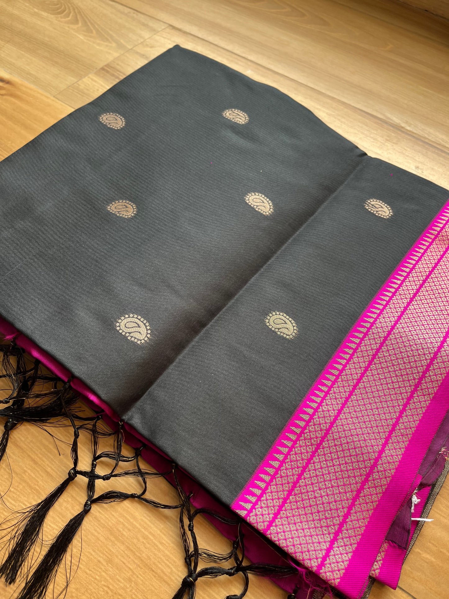 BLACK TAWA PALLU PAITHANI