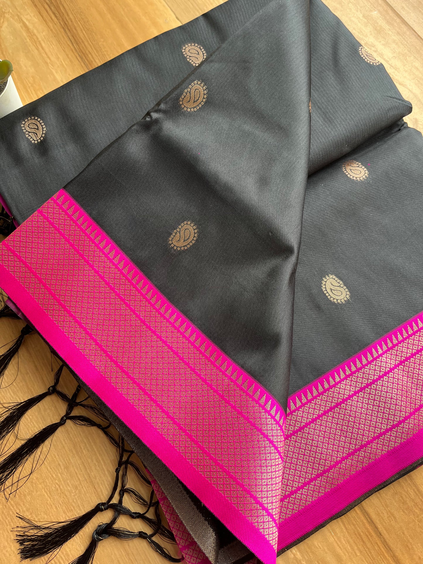 BLACK TAWA PALLU PAITHANI